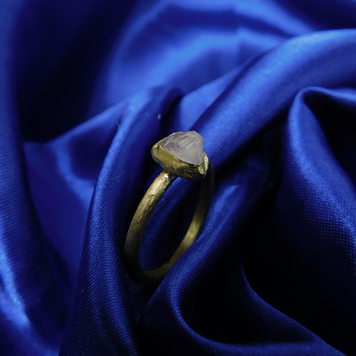 Grober Ring mit Bergkristall (Amethyst)