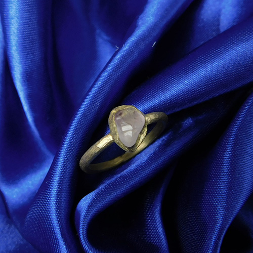 Grober Ring mit Bergkristall (Amethyst)