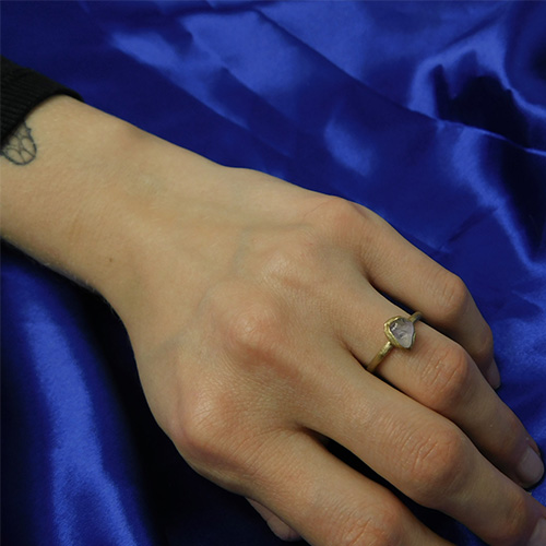 Grober Ring mit Bergkristall (Amethyst) getragen