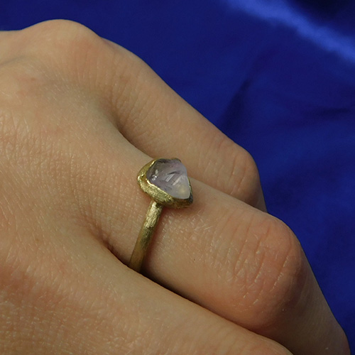 Grober Ring mit Bergkristall (Amethyst) getragen