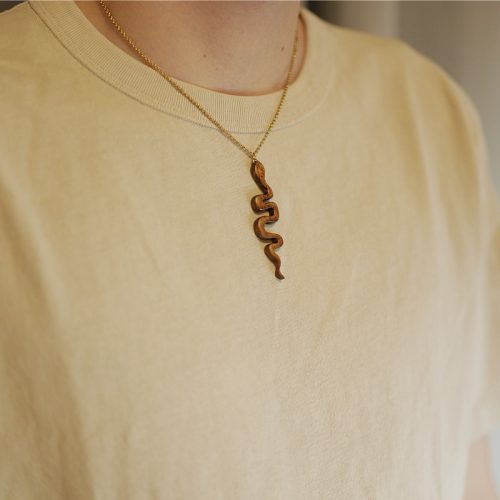 Holzschlange Kette getragen